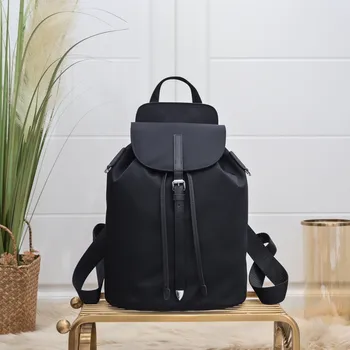 Мужской и женский черный нейлоновый рюкзак большой емкости для путешествий на открытом воздухе.
