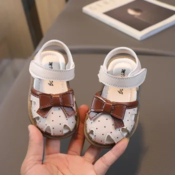 Сандалии для девочек, Новинка 2023 года, Мягкая детская обувь с открытым носком в горошек, Универсальная обувь принцессы на платформе в британском стиле с крючками и петлями